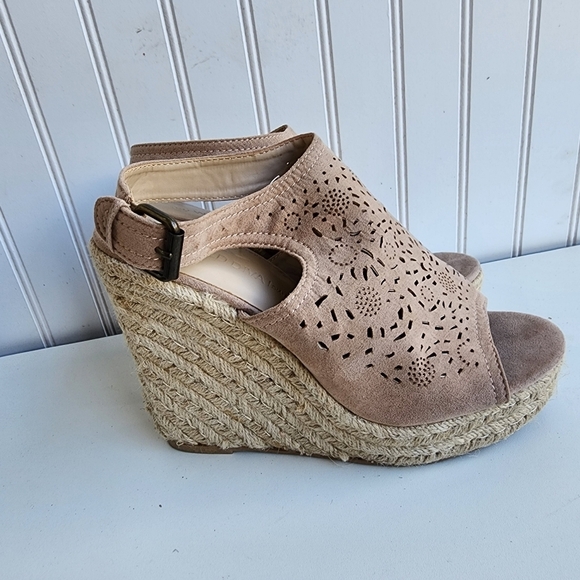 WILD DIVA LOUNGE Taupe Beige Lace Up Platform Heeled Wedge Sandals Sz 8 - Picture 4 of 10